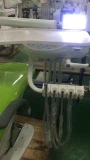 Fauteuil dentaire avec compresseur d'air avec chariot de polymérisation