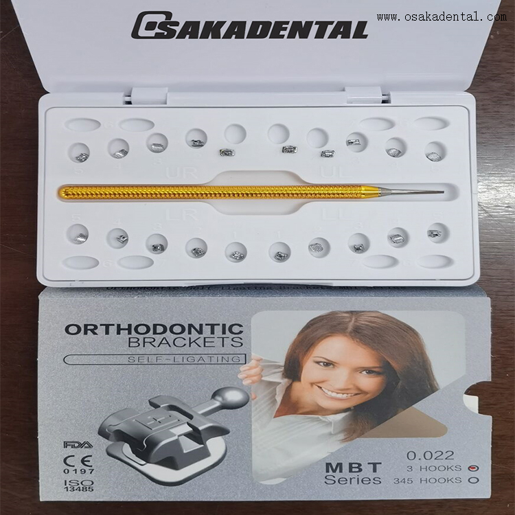 Support auto-ligaturant orthodontique dentaire en matériau dentaire