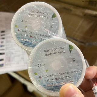 La clinique dentaire utilise un fil de ligature en acier inoxydable pour l'orhtodontie