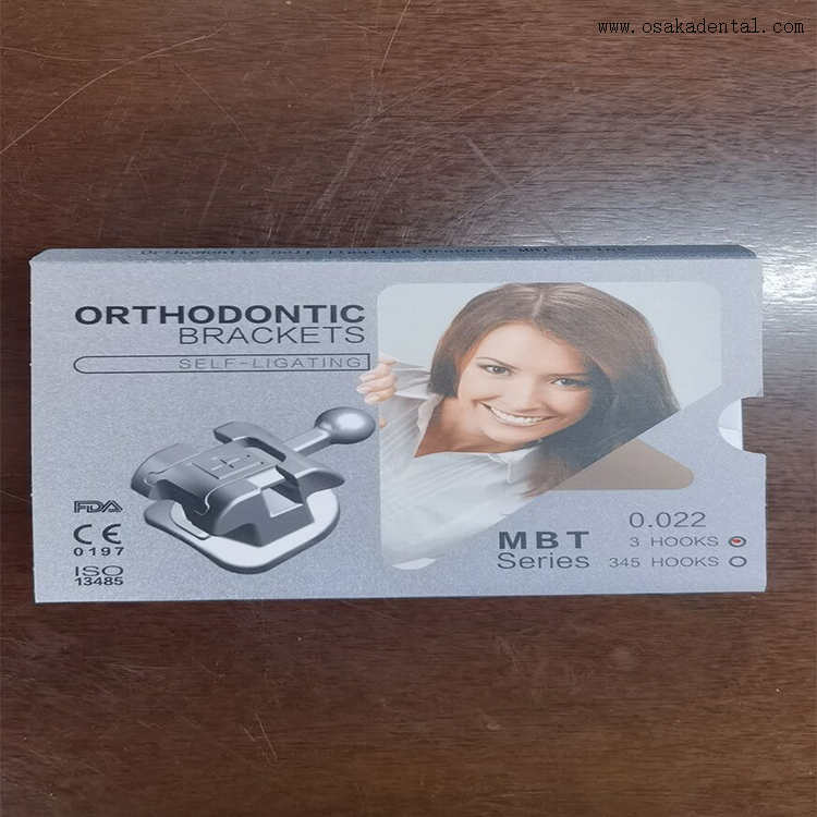 Support auto-ligaturant orthodontique dentaire en matériau dentaire