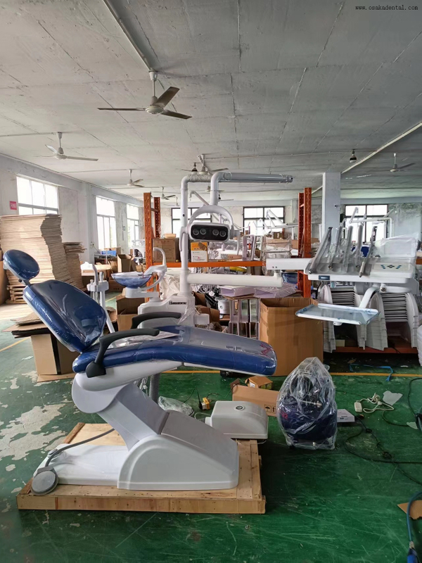 Unité de fauteuil dentaire montée DC-500 : conception ergonomique avec système d'éclairage et de distribution intégré 