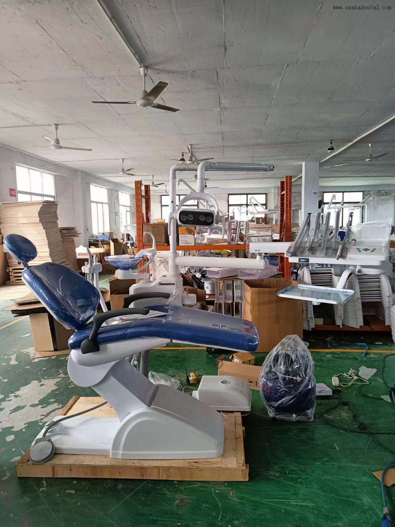 Unité de fauteuil dentaire montée DC-500 : conception ergonomique avec système d'éclairage et de distribution intégré 