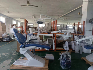 Unité de fauteuil dentaire montée DC-500 : conception ergonomique avec système d'éclairage et de distribution intégré 