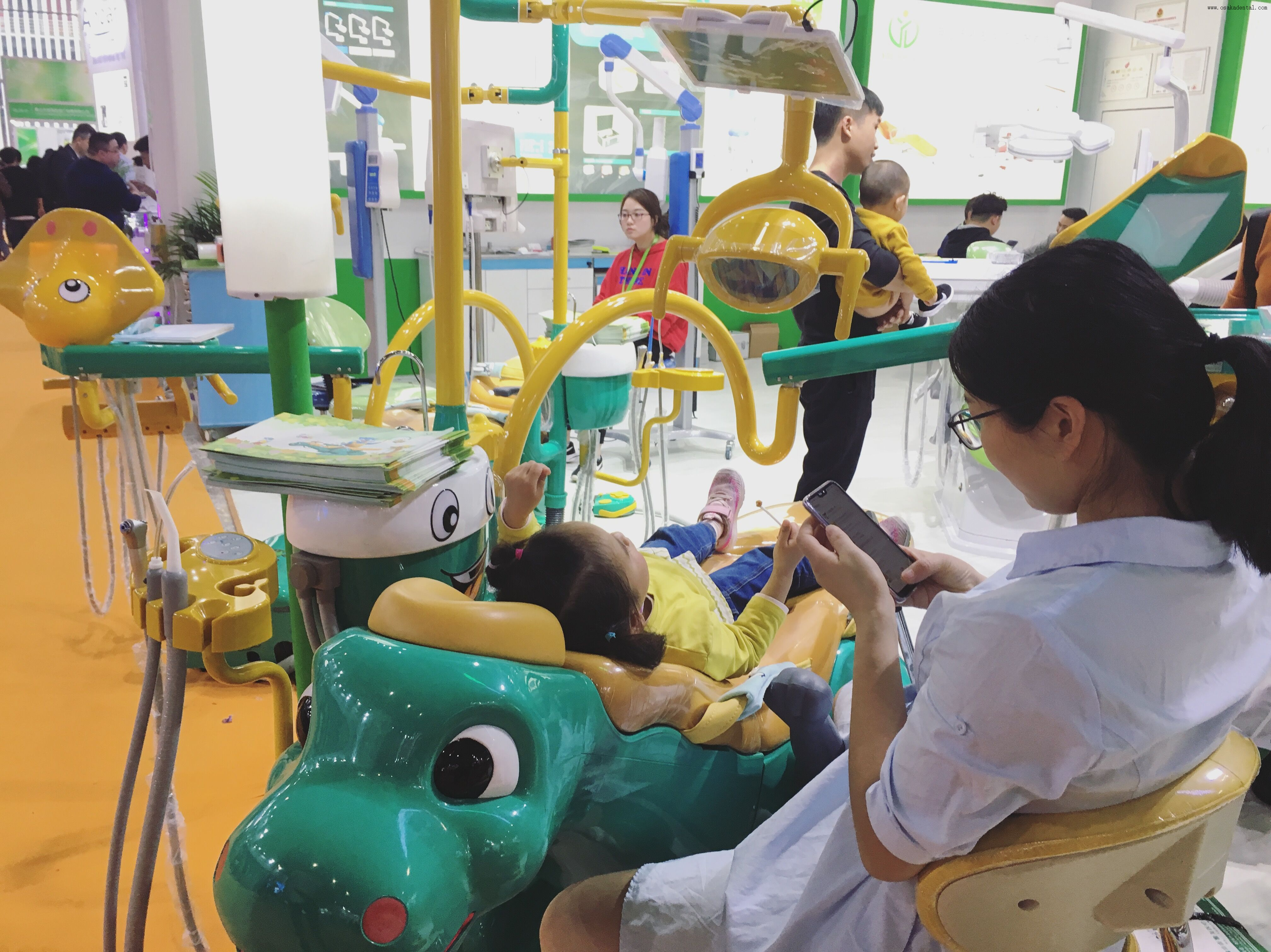 Unité de fauteuil dentaire spécialement conçue pour les enfants