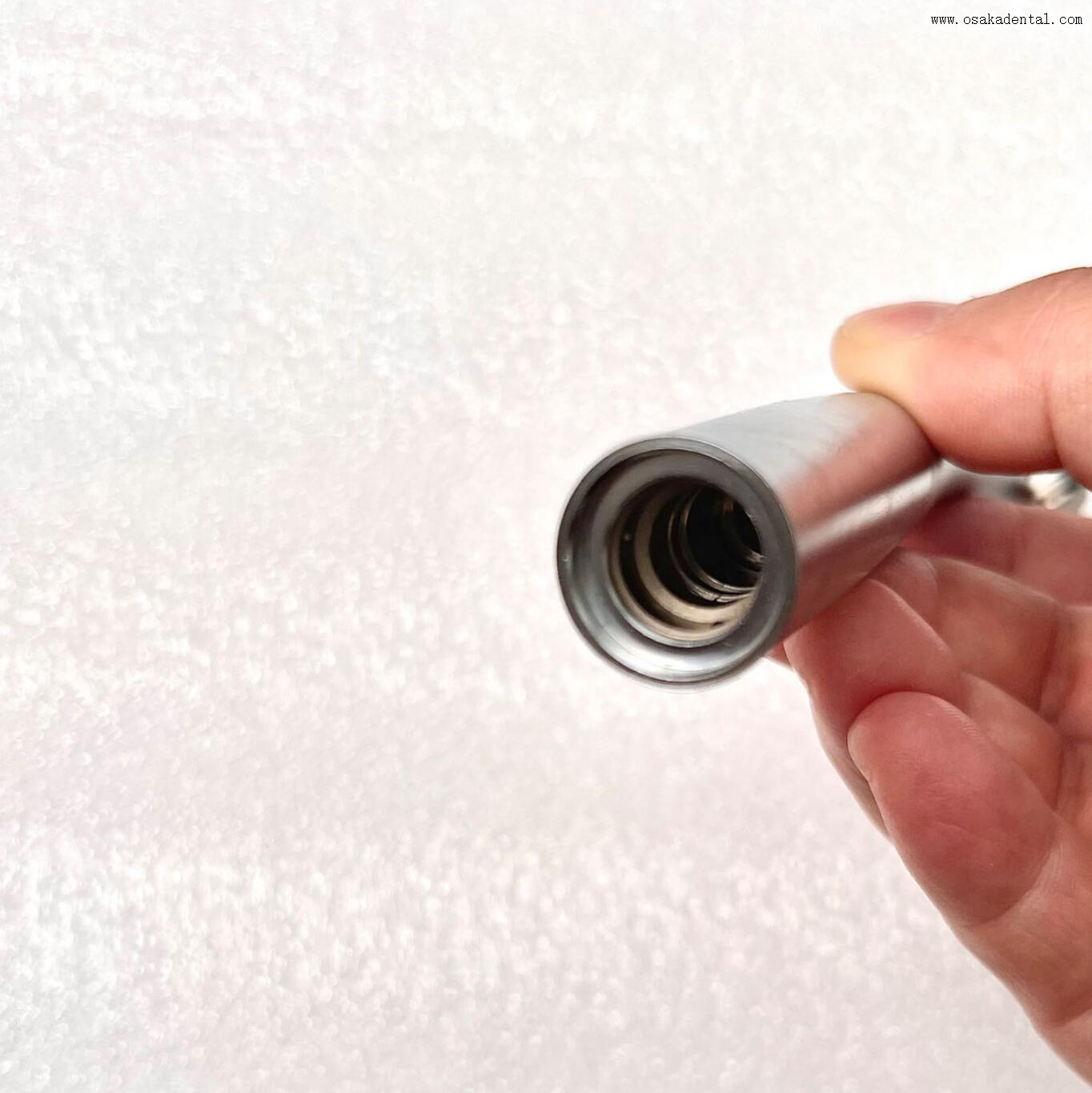 Pièce à main dentaire électrique avec lumière à fibre optique