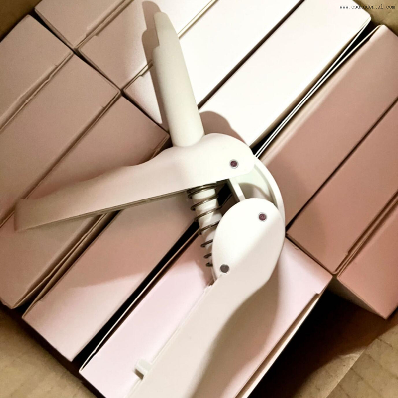 Pistolet distributeur de compules dentaires pour utilisation en clinique dentaire