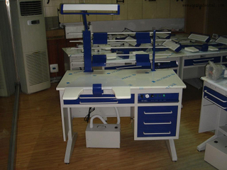 Postes de travail modulaires de laboratoire dentaire : dispositions personnalisables pour la coupe de modèles, l'épilation à la cire et l'assemblage de prothèses