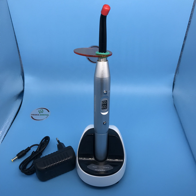 Une seconde lumière de durcissement du composite composite dentaire.