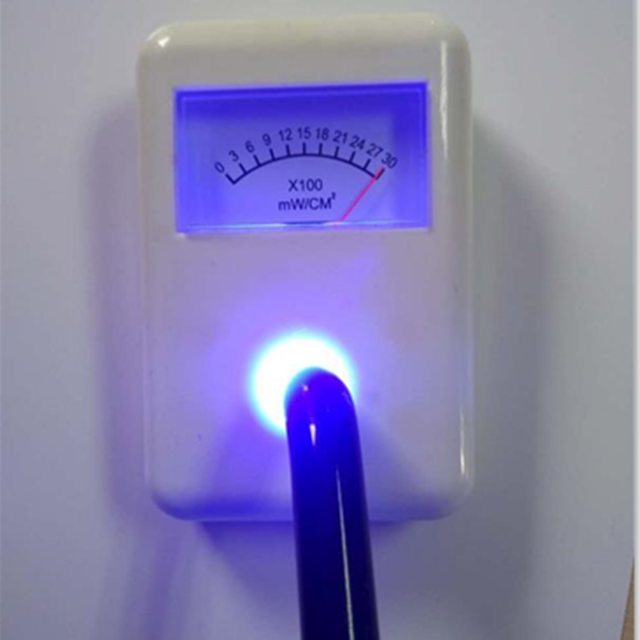 Une seconde lumière de durcissement composite de composite dentaire
