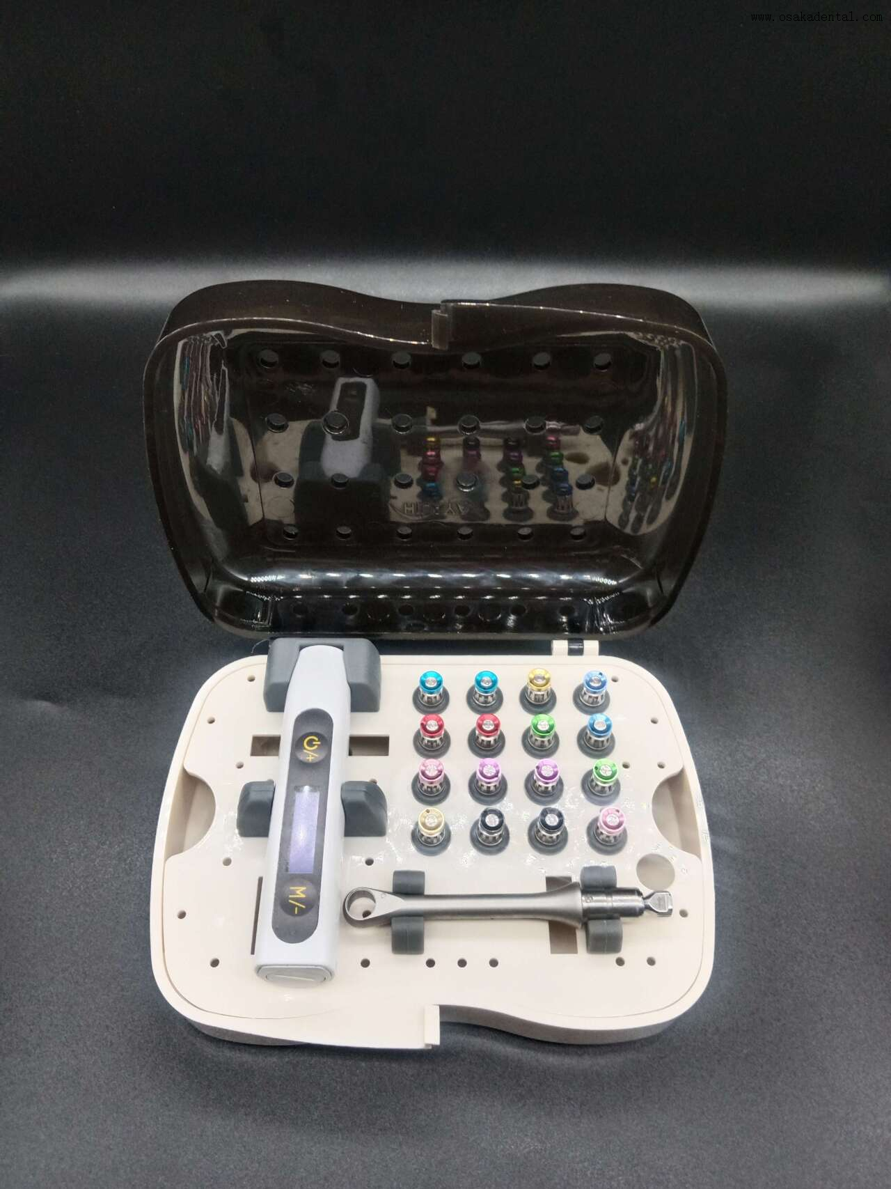 Clé pour implant dentaire avec outils