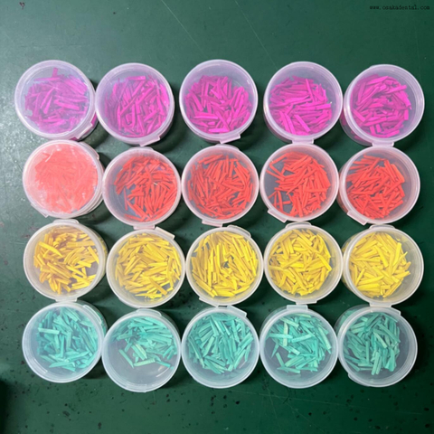 Produits dentaires disponibles, cale en poly en bois avec différentes tailles et couleurs