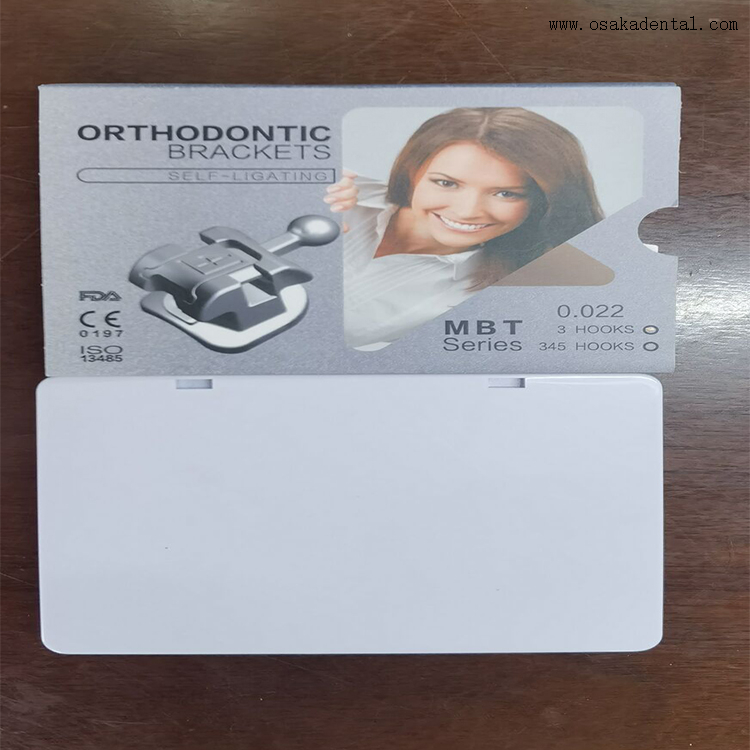 Support auto-ligaturant orthodontique dentaire en matériau dentaire