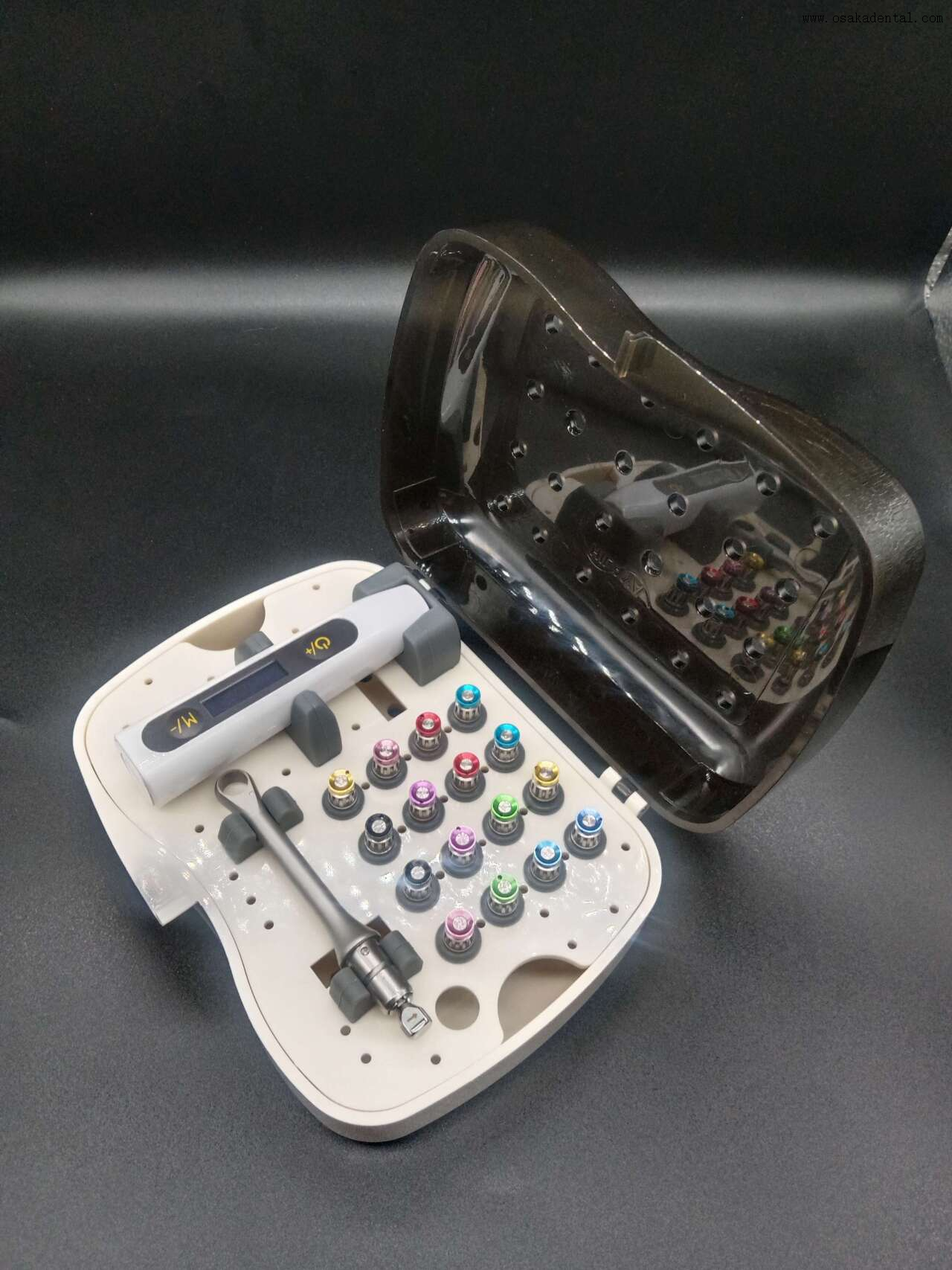 Clé pour implant dentaire avec outils