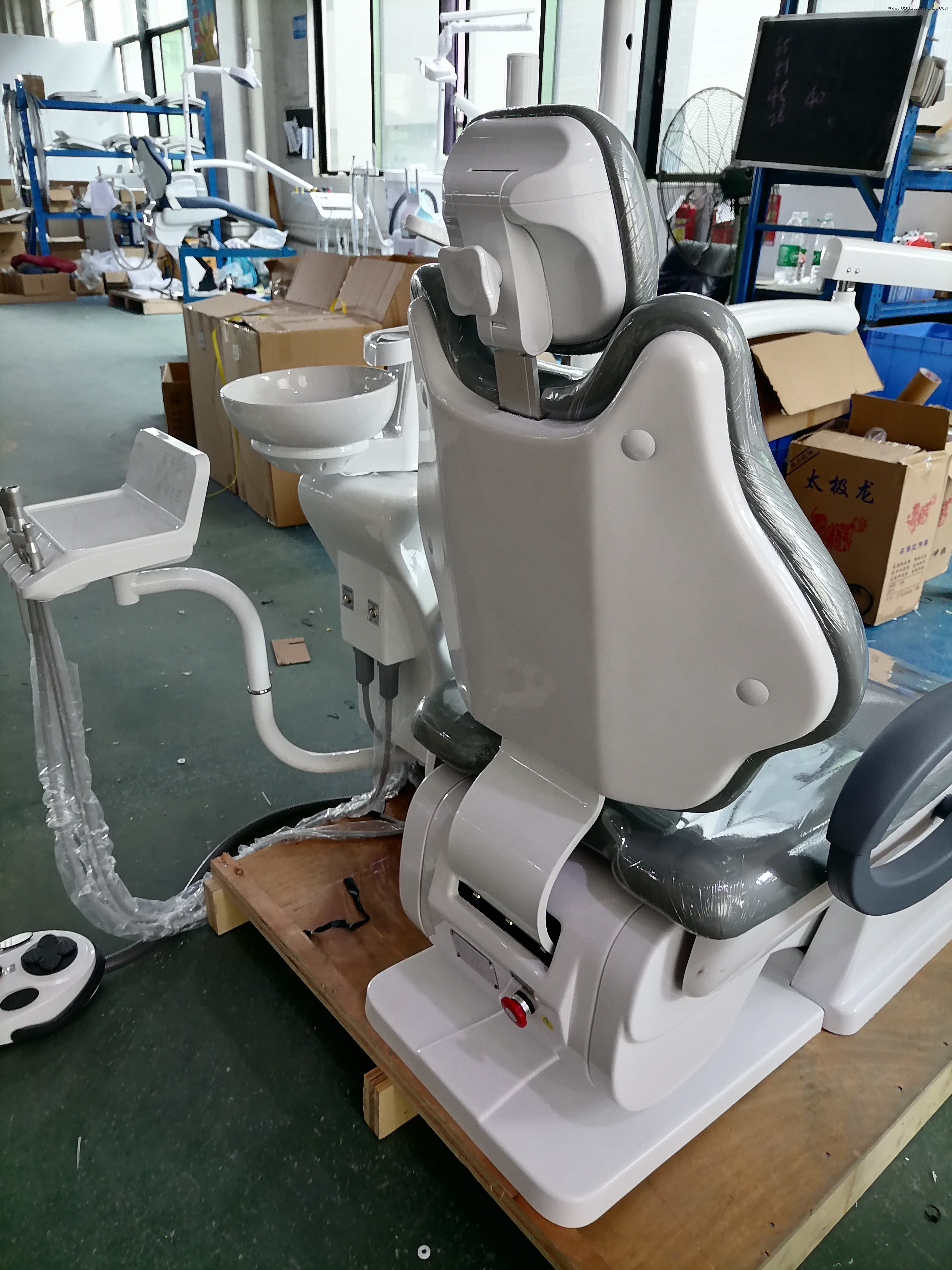 Fauteuil dentaire avec plateau à instruments monté sur le dessus : une solution pratique pour les professionnels dentaires. Matériau en alginate dentaire.