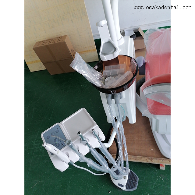 Fauteuil dentaire de luxe avec plateau à instruments monté sur le dessus 