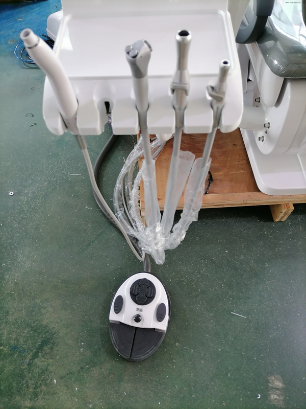 Fauteuil dentaire avec plateau à instruments monté sur le dessus : une solution pratique pour les professionnels dentaires. Matériau en alginate dentaire.