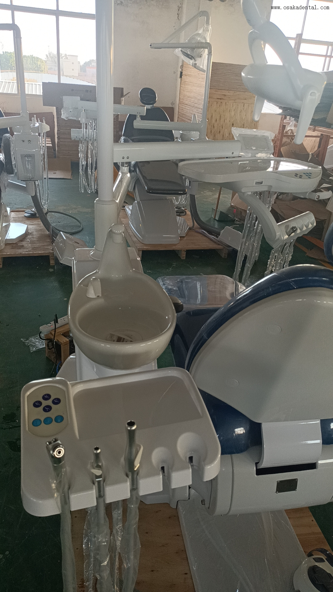 Fauteuil de traitement dentaire à LED à pédale multifonctionnelle