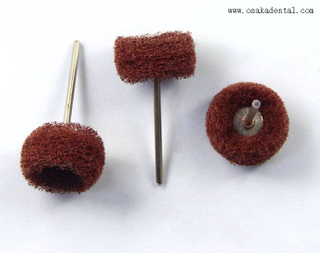 Brosse à polir dentaire avec mandrin pour utilisation en laboratoire dentaire