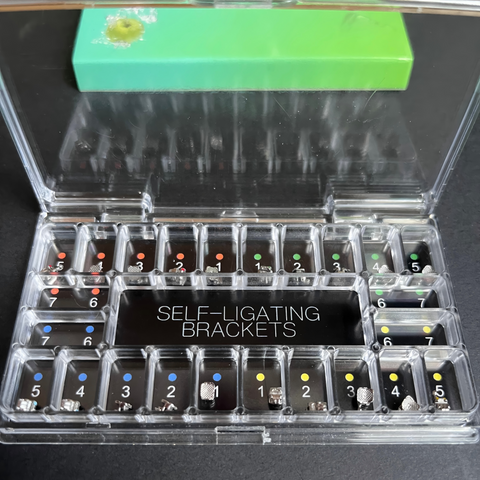 Support auto-ligaturant monobloc en clinique dentaire