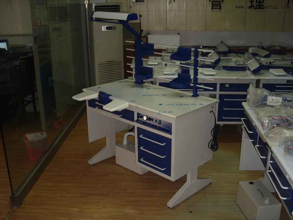 Postes de travail modulaires de laboratoire dentaire : dispositions personnalisables pour la coupe de modèles, l'épilation à la cire et l'assemblage de prothèses