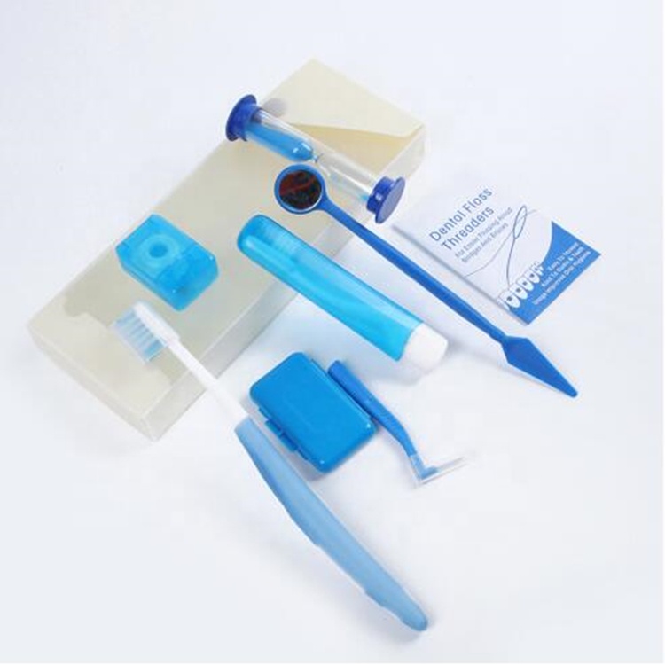 Un kit d'orthodontie dentaire avec brosse et miroir