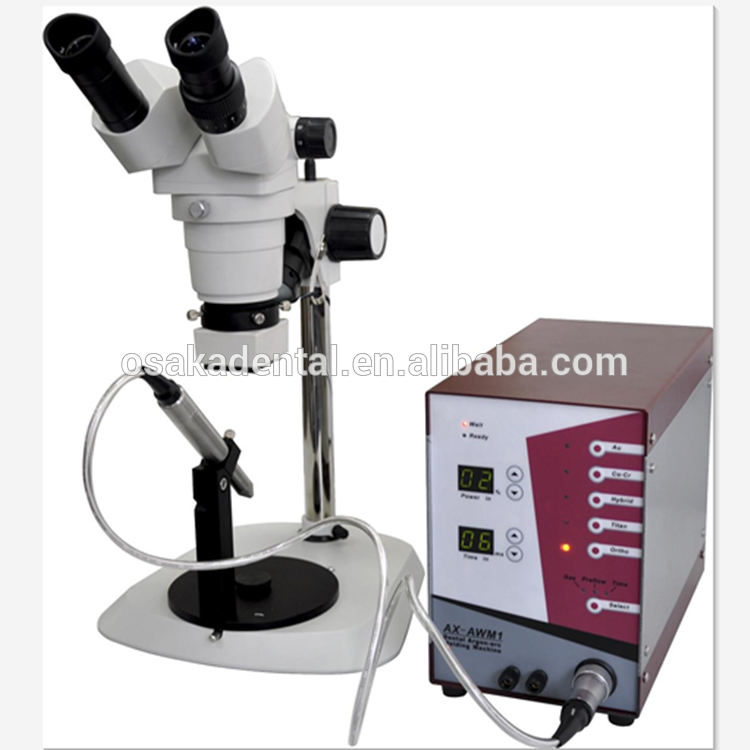 Une machine de soudage avec microscope