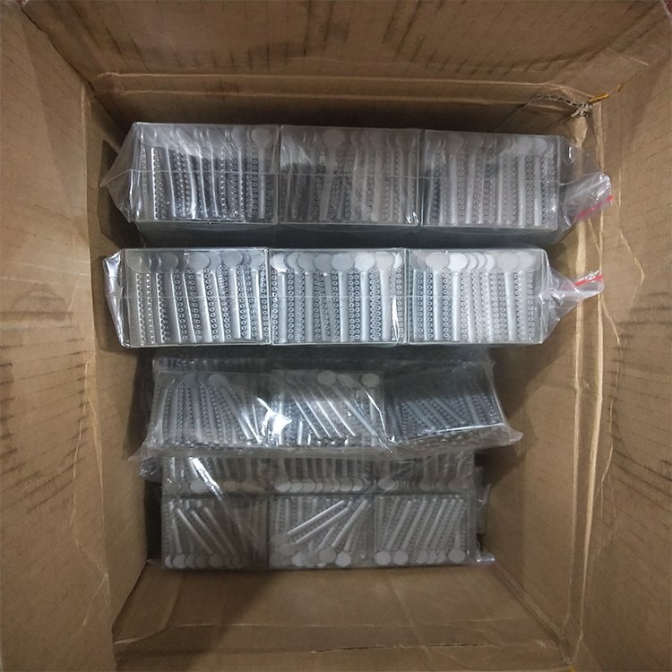 Attaches de ligature pour support orthodontique en saphir dentaire