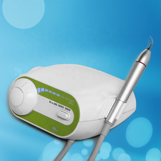 Un détartreur ultrasonique dentaire moins cher avec pièce à main légère à LED