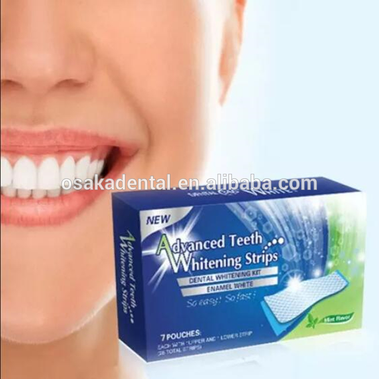 Un blanchiment des dents dentaires blanchit les dents