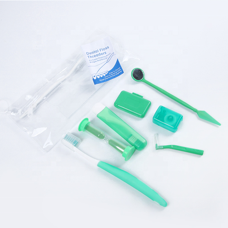 Un kit d'orthodontie dentaire avec brosse et miroir