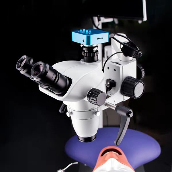 Microscope dentaire avec caméra installé sur fauteuil dentaire d'équipement dentaire